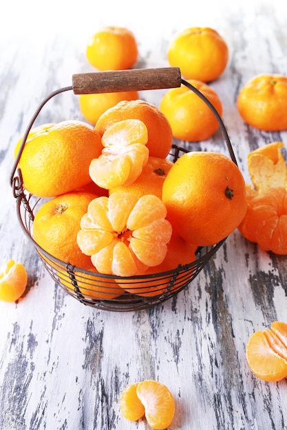 Mandarines sur table en bois