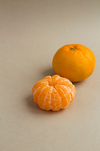 Mandarines sur la table grise