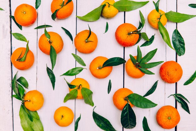 Mandarines sur tableau blanc