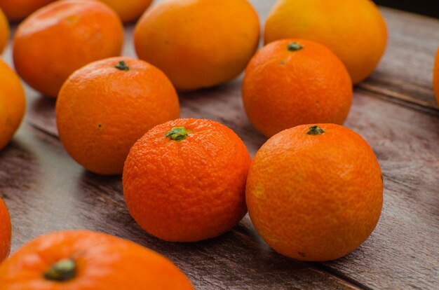 Mandarines, tranches de mandarine pelées et mandarine sur une table en bois blanche. espace de copie