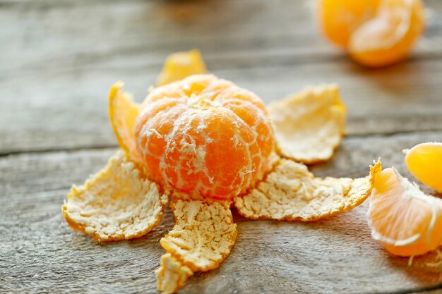 Mandarines sur la vieille table en bois, gros plan