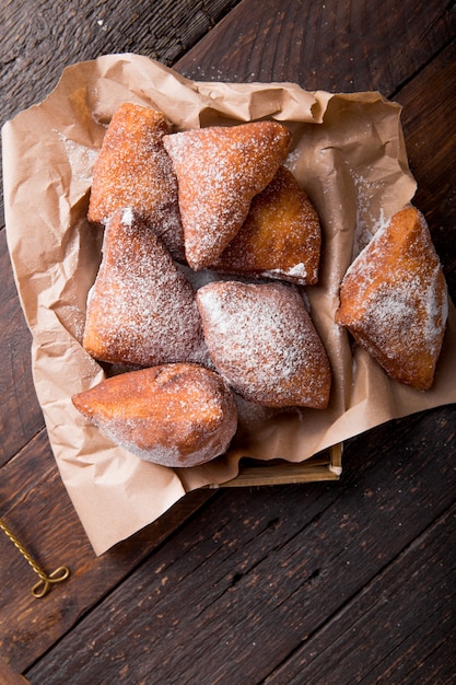 Le mandazi est un aliment de rue est-africain légèrement sucré. vue de dessus d'en haut