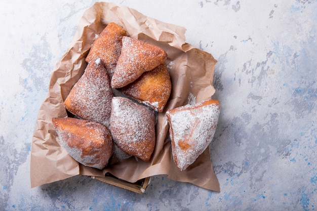 Le mandazi est un aliment de rue est-africain légèrement sucré; Vue de dessus horizontale d'en haut