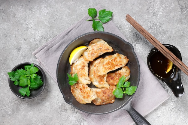 Mandu est une boulette coréenne servie avec une sauce coréenne sucrée et épicée.