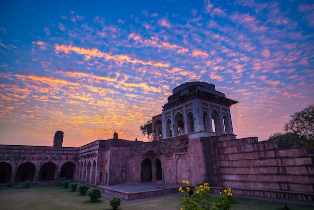 Mandu India, ruines afghanes du royaume de l'islam, monument à la mosquée et tombeau musulman.