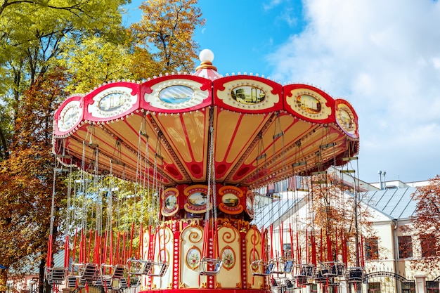 Manège de carrousel vide avec sièges suspendus à des chaînes