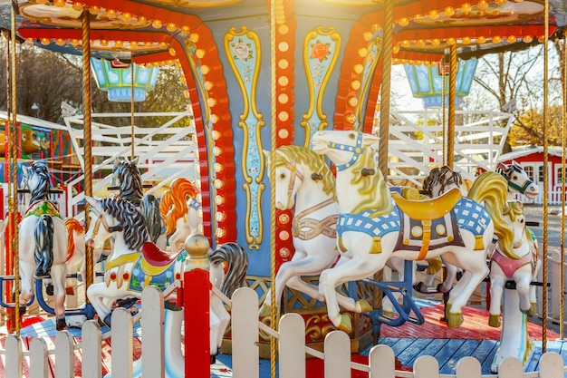 Manège de chevaux volants Vintage Merry-Go-Round dans le parc d'attractions holliday