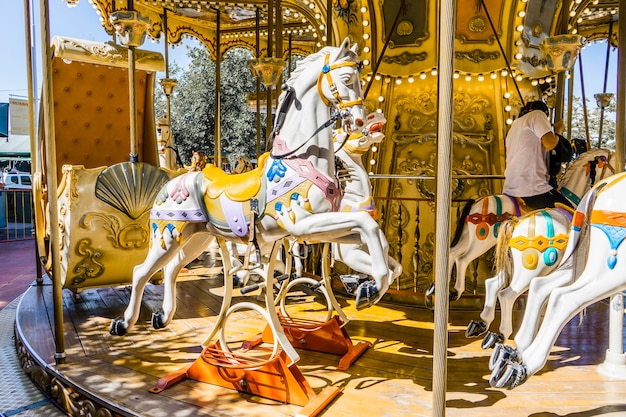 Photo manège à la parisienne avec les chevaux au premier plan. concept amusant pour les enfants