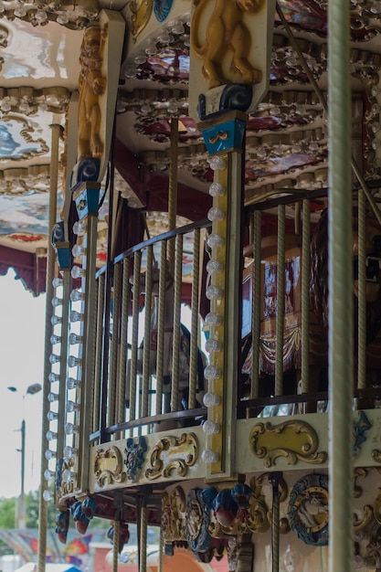 Un manège pour enfants dans le parc