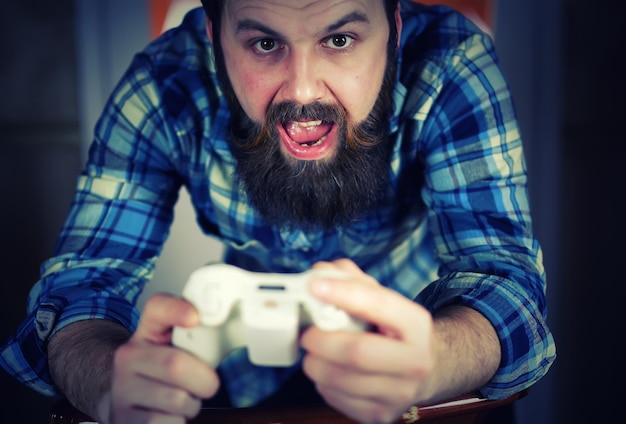 Photo manette de jeu barbu homme