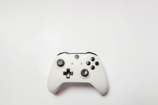 Photo manette de jeu blanche, console de jeu isolée sur fond blanc. concept de jeu vidéo de jeux informatiques
