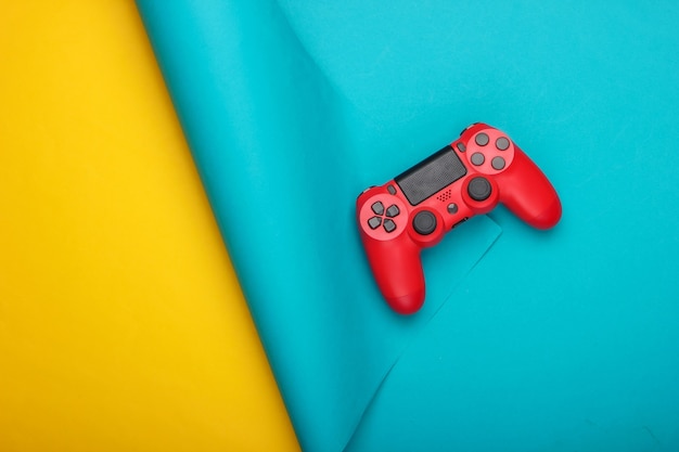 Manette de jeu rouge sur jaune bleu