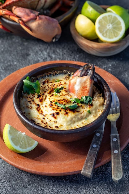 MANGE CHILÉENNE Viande de crabe au four viande de crab au four avec crème au fromage et pain Plat traditionnel de la côte chilienne Pastel o chupe de jaiba