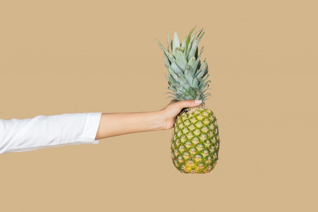 Manger de l&#39;ananas pour un déjeuner