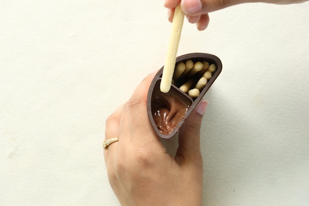 Manger un biscuit à la crème au chocolat de haut en bas