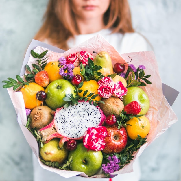 Manger un bouquet dans les mains d'une femme