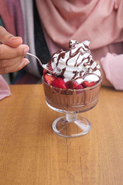 Manger de la crème glacée au chocolat aux fraises