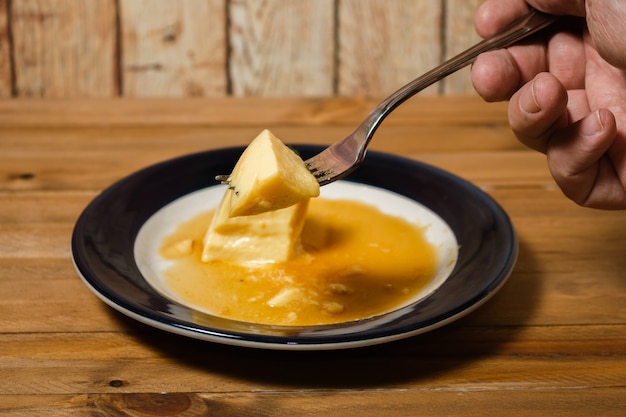 Manger le délicieux dessert typiquement argentin et sud-américain appelé Flan au caramel. La main du diner est observée. Concept d'alimentation naturelle et saine.