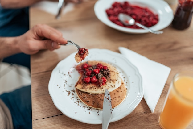 Manger de délicieux pancakes faits maison.