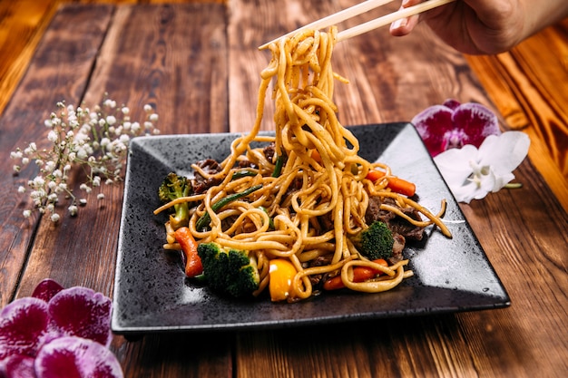 Manger du bœuf et des légumes nouilles udon wok