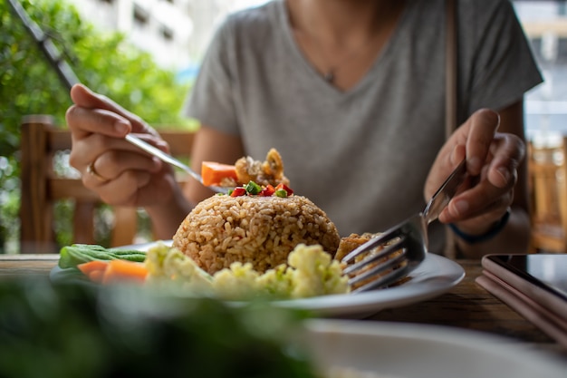 Manger du riz frit thaï avec de la pâte de crevettes