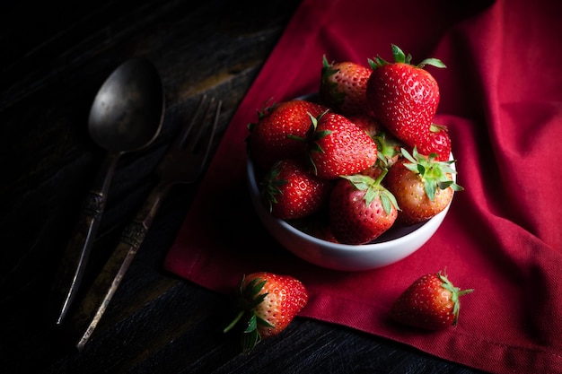 Manger fraise fraise rouge studio shot fraise faible profondeur de champ et faible luminosité