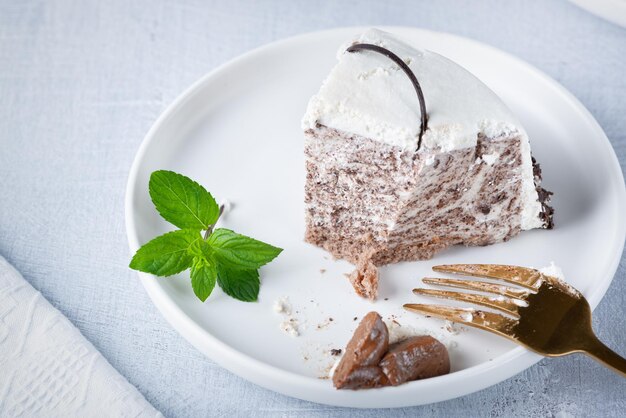 Manger un gâteau au fromage au chocolat Prendre une bouchée de gâteau au fromage avec pour