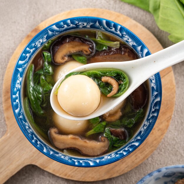 Manger de gros tangyuan yuanxiao avec une soupe salée à Taiwan