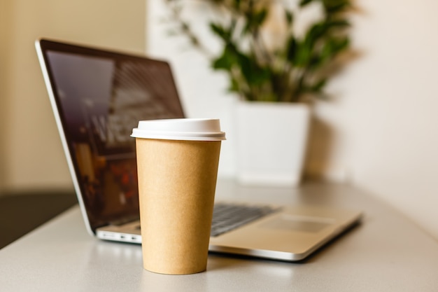 Manger sur le lieu de travail près d'un ordinateur portable