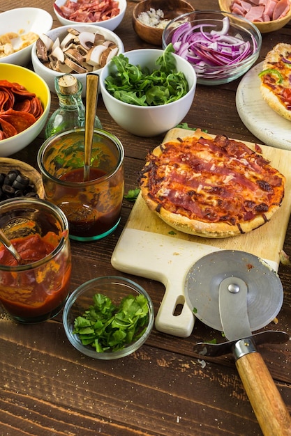 Manger des pizzas individuelles au bar à pizza.