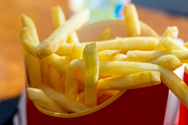 Manger des pommes de terre frites