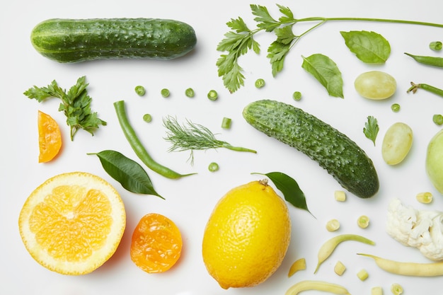 Manger sainement et nourriture végétarienne. Légumes et fruits isolés sur tableau blanc