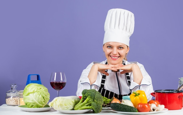 Mangez sainement, vivez plus longtemps. Cuisson de légumes frais. femme chef heureuse. culinaire et gastronomique. étant vraiment professionnel. produits écologiques pour cuisinier. Chef de légumes frais et délicieux pour la cuisson.