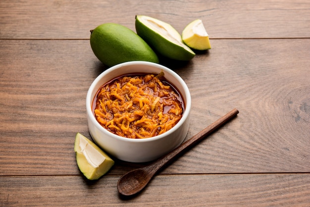 Mango Chunda ou Sakhar Amba est une recette estivale indienne traditionnelle à base d'accha aam conservé dans du sirop de sucre pendant des jours. mise au point sélective