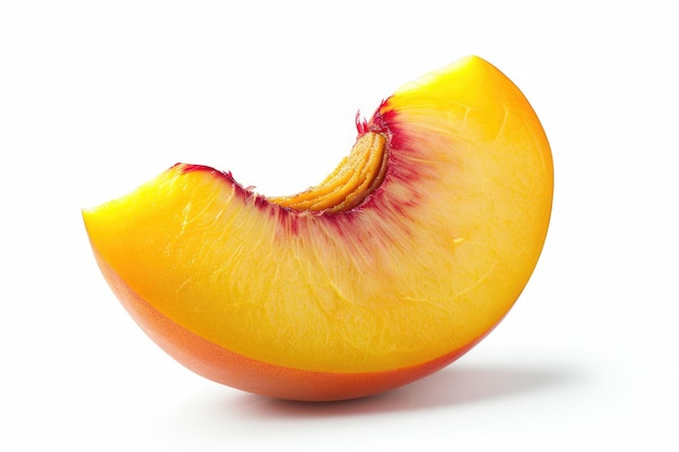 Mango Peach à moitié isolé sur fond blanc pour la conception d'emballage Fruits tropicaux