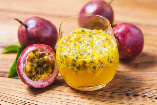 Mango avec smoothie aux fruits de la passion des ingrédients frais