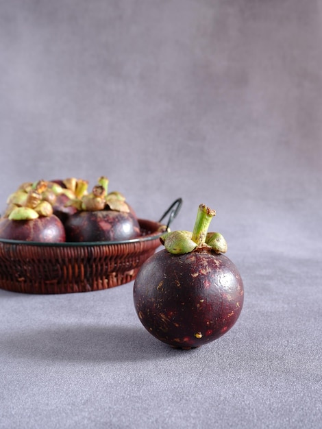 Mangoustan frais, mûr et sucré. Garcinia mangoustana. Le fruit populaire comme ''La Reine des Fruits''.