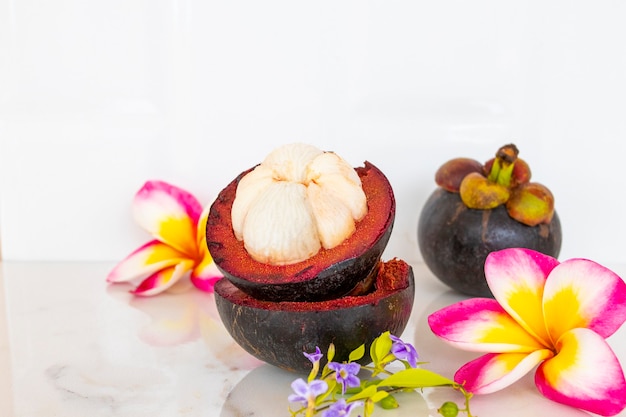 mangoustan de fruits sains avec des fleurs de frangipanier