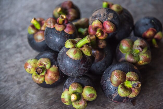 Mangoustan sur une table en bois est une reine de fruits en Thaïlande et en Asie