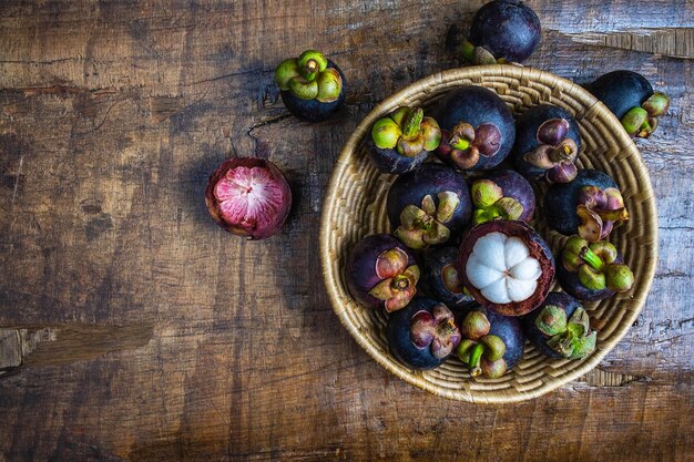 Des mangoustines fraîches dans un panier sur la table