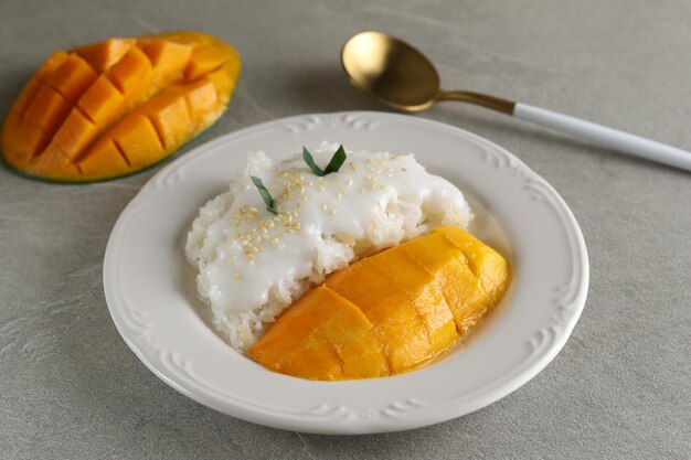 la mangue au riz gluant est un dessert typiquement thaï à base de riz gluant et de sauce au lait de coco.