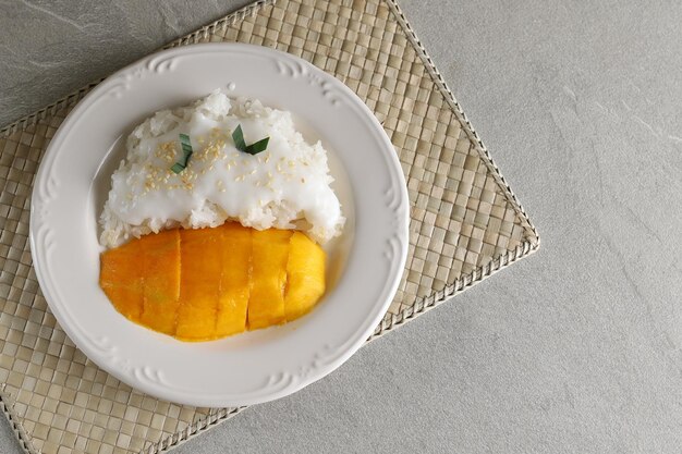 la mangue au riz gluant est un dessert typiquement thaï à base de riz gluant et de sauce au lait de coco.