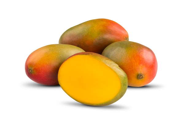 mangue sur un blanc isolé. Fruits frais