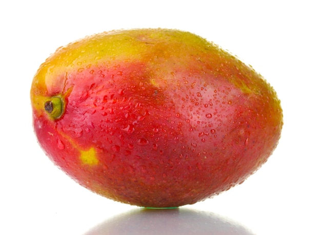 Mangue douce mûre isolée sur blanc