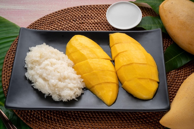 Mangue avec du riz gluant sur plaque noire Mangue jaune avec du lait de coco et collant un dessert thaïlandais