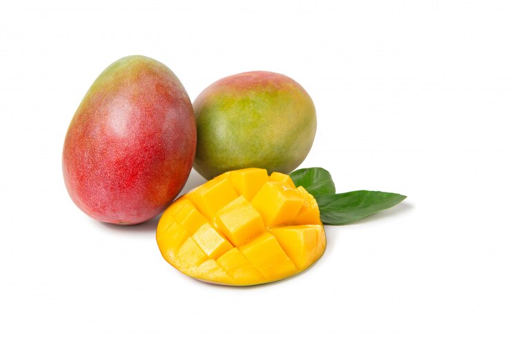 Photo mangue avec des feuilles sur un fond blanc isolé. fruits frais