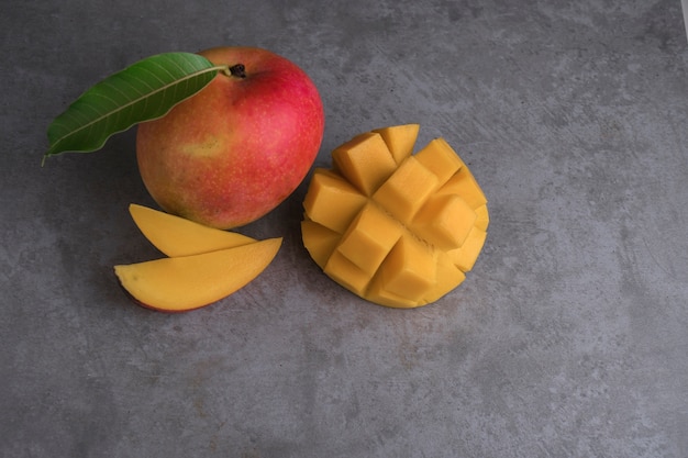 mangue sur un fond sombre.