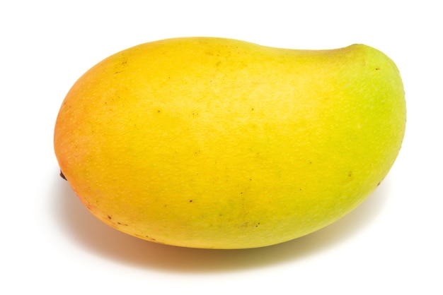 Mangue fraîche et colorée sur fond blanc.