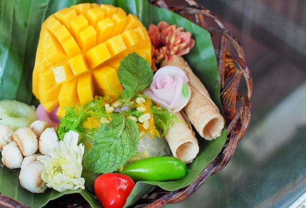 Photo mangue fraîche et riz gluant. tranches de mangue servies avec riz gluant et dessert thaï.