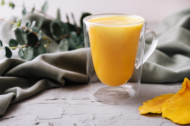 Mangue fraîche et séchée avec jus de smoothie